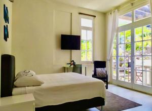 Postel nebo postele na pokoji v ubytování Whale Tails Boutique Hotel + 43 fotografií