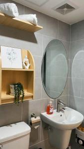 Koupelna v ubytování Cozy Nook at JTower Residences + 4 fotografie