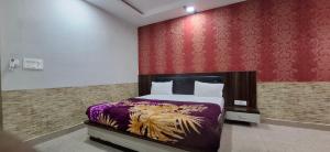Un pat sau paturi într-o cameră la Hotel Shree ji