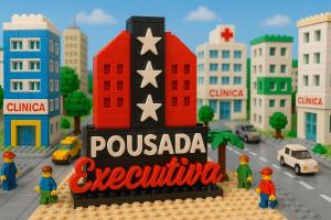 ein Lego-Modell einer Stadt mit Menschen, die darum herumstehen in der Unterkunft Pousada Executiva in Teresina