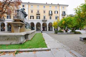 una estatua delante de un edificio en La Scaletta, en Biella
