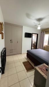 En eller flere senge i et værelse på Edifício orion Guaratuba