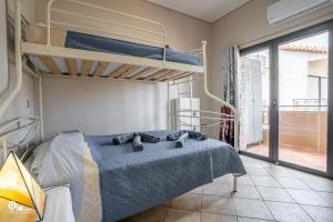 ein Schlafzimmer mit zwei Etagenbetten in einem Zimmer in der Unterkunft The Seagull - Quiet Retreat With Panoramic View in Nea Makri