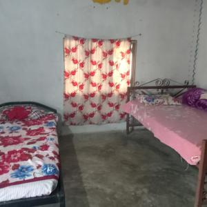 une petite pièce avec un lit et une fenêtre dans l'établissement Ecopark Homestay, à Bharatpur