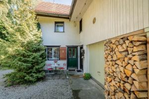 Το κτήριο όπου στεγάζεται  η παραθεριστική κατοικία