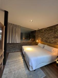 Postel nebo postele na pokoji v ubytování HOTEL CASAS DA FORTALEZA Casa da Muralla