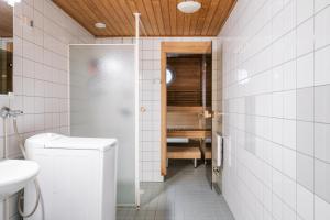 een badkamer met toilet en wastafel bij Spacious City Retreat with Private Sauna in Helsinki +36 foto's