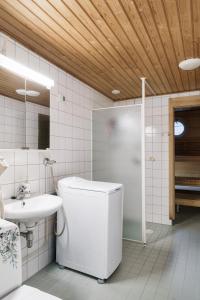 een badkamer met toilet en wastafel bij Spacious City Retreat with Private Sauna in Helsinki