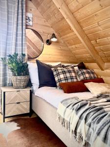 Ένα ή περισσότερα κρεβάτια σε δωμάτιο στο Domek przy wyciągu, Tylicz