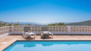 Nespecifikovaný výhled na hory nebo výhled na hory při pohledu z prázdninového domu