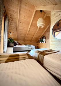 Ένα ή περισσότερα κρεβάτια σε δωμάτιο στο Domek przy wyciągu, Tylicz