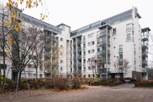 een appartementengebouw met een park ervoor bij Spacious City Retreat with Private Sauna in Helsinki