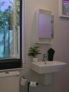 Fotografie z fotogalerie ubytování Three Palms - Beach Front Tiny House By Sp Villa v destinaci Nathon Bay