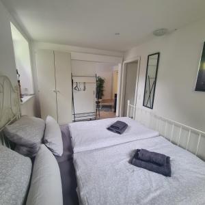 una habitación con dos camas y un sofá en Haus hinter dem Deich, en Simonsberg