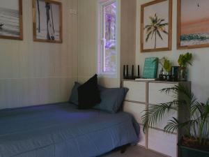 Postel nebo postele na pokoji v ubytování Three Palms - Beach Front Tiny House By Sp Villa