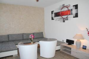 Posezení v ubytování Modernes Ferienhaus In Daun