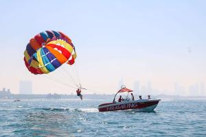 迪拜Parasailing Boat Dubai的一群人,在水中,带着降落伞