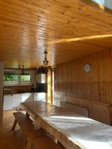 une grande table dans une cuisine au plafond en bois dans l'établissement Dom na Topolowej, à Ustroń 24 autres photos