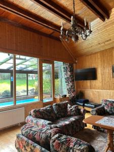 un salon avec un canapé et une table dans l'établissement Dom na Topolowej, à Ustroń