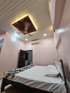 Un dormitorio con una cama grande con techo. en Shri Mahaveer Residency, en Ayodhya 76 fotos más