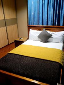 ein Schlafzimmer mit einem Bett mit einem blauen Vorhang in der Unterkunft Ghouse room D Ideal For Friends family And Corporate in Lateman