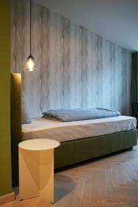 un dormitorio con una cama y una mesa en qnorke Hotel, en Berlín