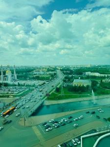 an overhead view of a busy highway with cars at Актобе ажары in Aktobe