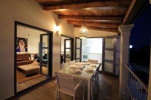 a dining room with a white table and chairs at HOTEL CASAS DA FORTALEZA Casa da Solaina in Outeiro de Rei