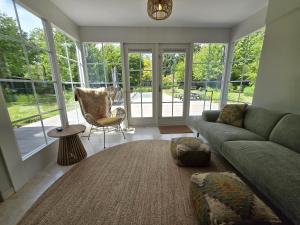 ein Wohnzimmer mit einer Couch und einem Sessel in der Unterkunft Strandvilla Kamperland in Kamperland