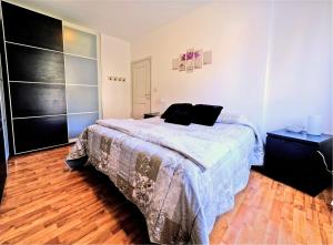 Ένα ή περισσότερα κρεβάτια σε δωμάτιο στο Bella Vita Stays Family