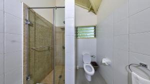 Koupelna v ubytování Anomabo Beach Resort + 45 fotografií