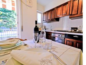 Η κουζίνα ή μικρή κουζίνα στο Bella Vita Stays Family