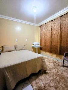 ein Schlafzimmer mit großem Bett und Fenster in der Unterkunft Apto inteiro 3 quartos, sendo duas suítes in Belém + 3 Fotos