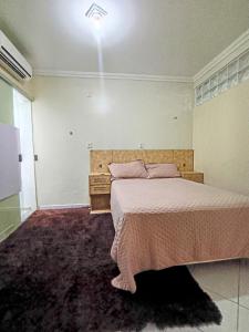 ein Schlafzimmer mit einem Bett und einem Licht an der Decke in der Unterkunft Apto inteiro 3 quartos, sendo duas suítes in Belém