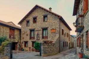 an old stone building in an alley way at Apartamentos Cañardo Autural in Orós Alto