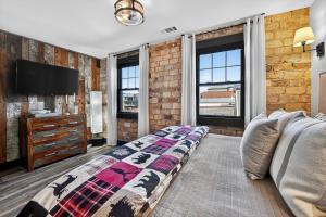 Postel nebo postele na pokoji v ubytování The Penthouses on Main - Downtown Blue Ridge