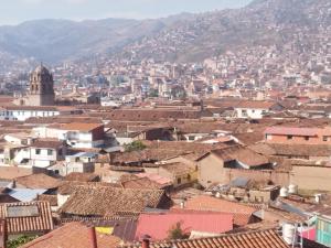 una vista aérea de una ciudad con techos en Mi Hostal Cusco, en Cusco