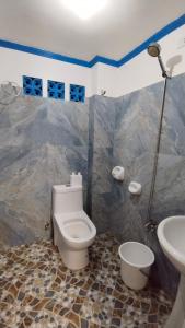 Et badeværelse på Blue House - Cozy 1BR in General Luna