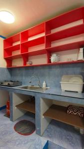 Køkken eller tekøkken på Blue House - Cozy 1BR in General Luna