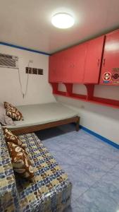 En eller flere senge i et værelse på Blue House - Cozy 1BR in General Luna