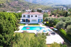 eine Luftaufnahme eines Hauses mit Swimmingpool in der Unterkunft Villa Olivia in Lapithos