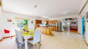 eine Küche und ein Esszimmer mit Tisch und Stühlen in der Unterkunft Villa Olivia in Lapithos