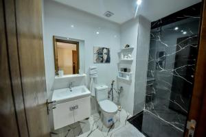 Koupelna v ubytování Atlantic View + 41 fotografií