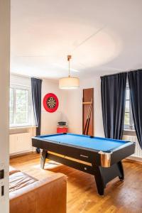 Biliár nebo kulečník v ubytování Romantic old building villa near Nürburgring