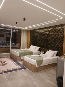 Postel nebo postele na pokoji v ubytování Pyramids View & GEM view Boutique