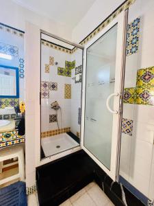 Ένα μπάνιο στο Apparemment 3 chambres et balcon