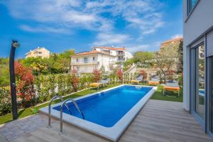 Bazén v ubytování Modern villa with heated pool, hot tub and sauna nebo v jeho okolí