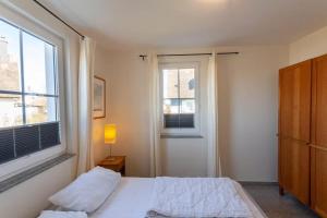 Postel nebo postele na pokoji v ubytování Reethaus Königshörn Haus am Meer mit eingezäuntem Grundstück Hunde willkommen