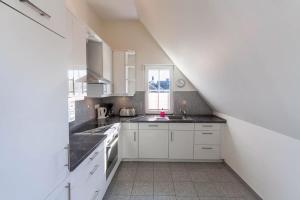 Kuchyň nebo kuchyňský kout v ubytování Reethaus Königshörn Haus am Meer mit eingezäuntem Grundstück Hunde willkommen