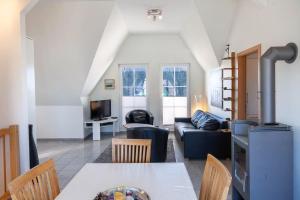 TV a/nebo společenská místnost v ubytování Reethaus Königshörn Haus am Meer mit eingezäuntem Grundstück Hunde willkommen